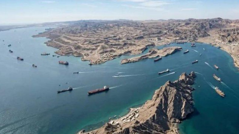 ВМС Ірану зупинили судно та оголосили про повну блокаду Ормузької протоки